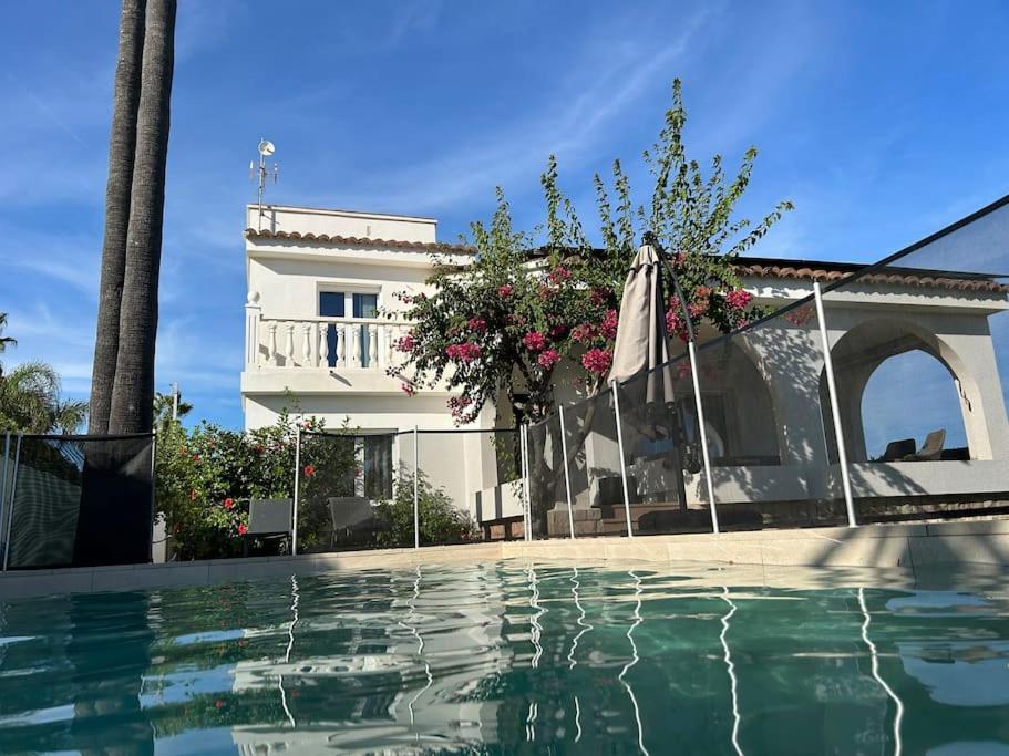Exquisita Villa Frente Al Mar ซากุนโต ภายนอก รูปภาพ